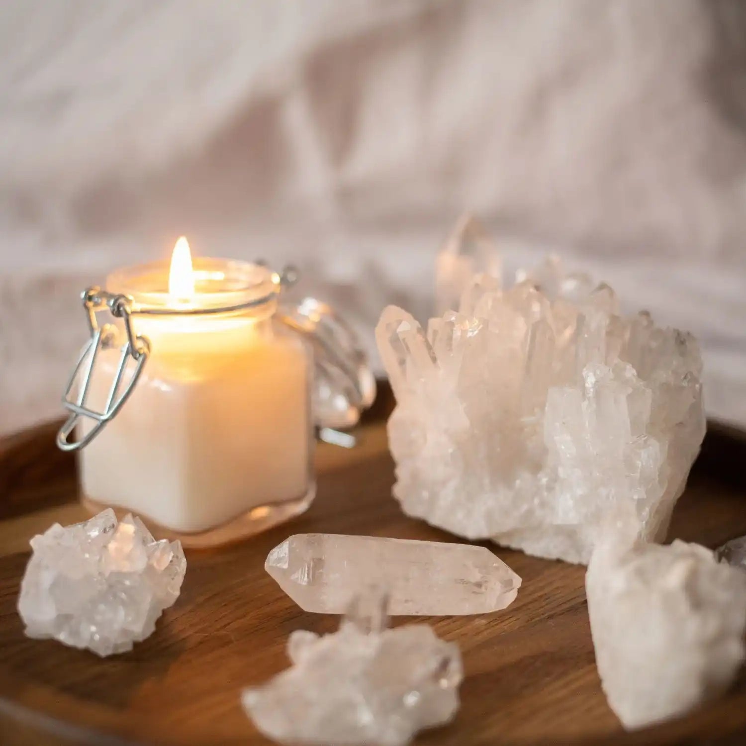 Chandelier à bougie en cristal blanc avec une flamme allumée Image